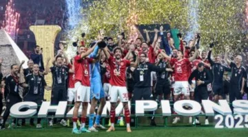 سفير مصر بالجزائر يستقبل بعثة الأهلي في مطار هواري بومدين ترقباً للمواجهة المنتظرة